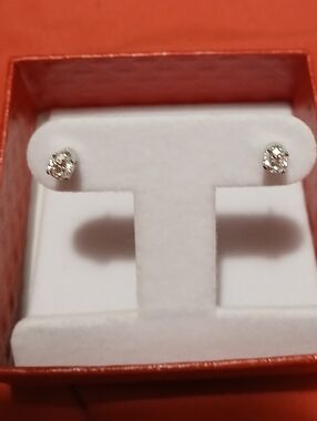 1/2 Carrat Moissanite Studs White GOLD